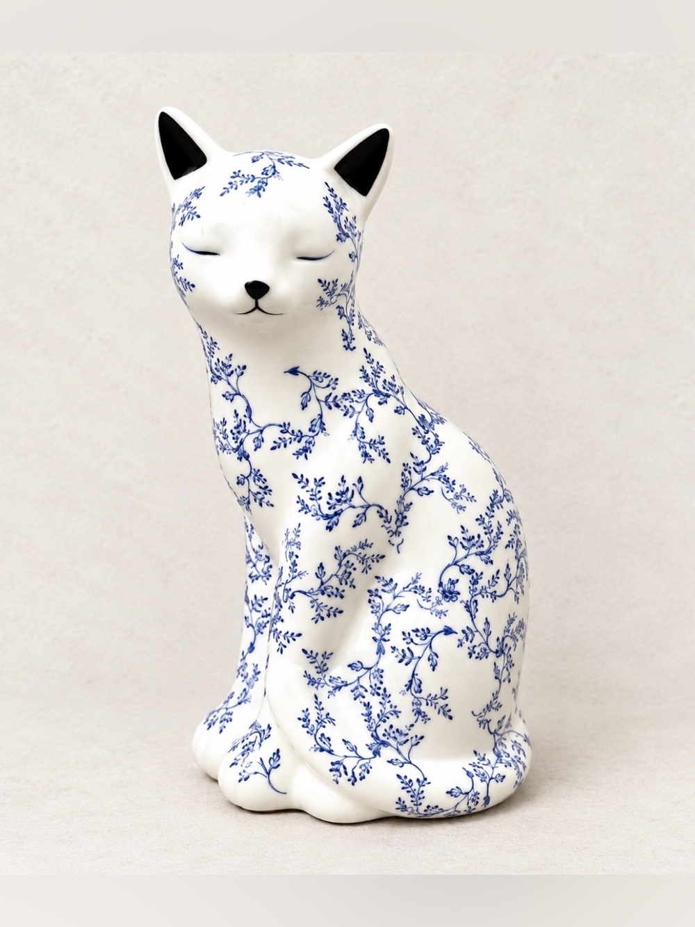 CHINOISERIE ASIAN CAT FIGURINE SITTING CERAMIC FLORAL VINE WHITE BLUE 8.75X4.5
